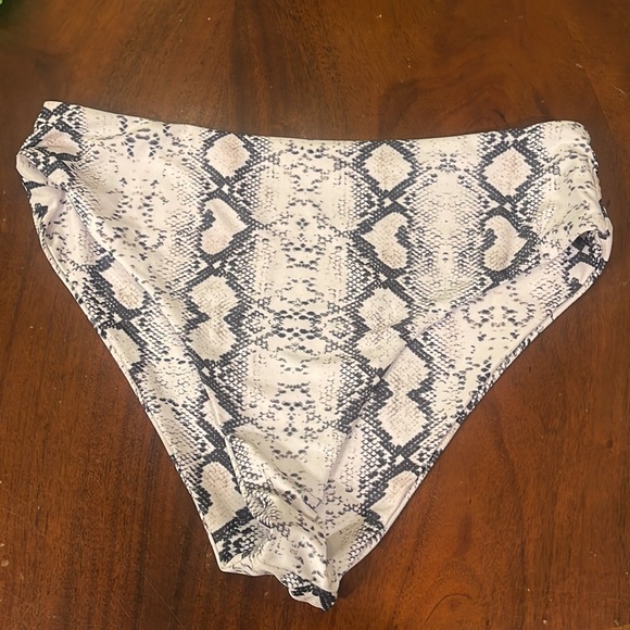 Snakeskin python, pattern Xl black white full coverage bikini - Picture 4 of 5